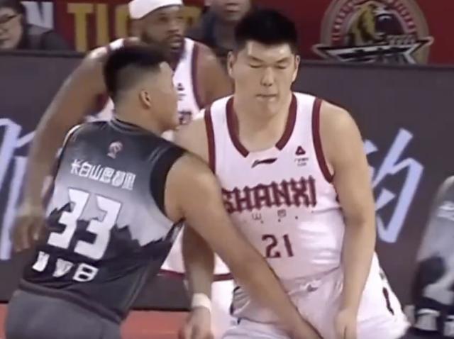 167棋牌官网-故意击打刘传兴下体，官方：吉林球员曾繁日停赛两场，罚款10万